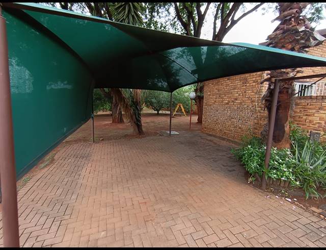 2 BEDROOM TOWNHOUSE FOR SALE IN SAFARI GARDENS